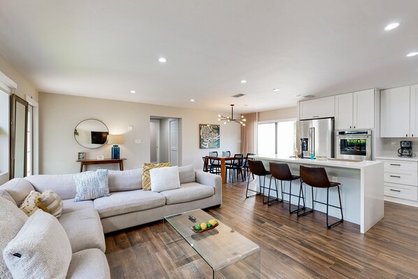 TV - Beautifully Updated Dog-Friendly Home with Free WiFi, and Enclosed Back Yard (Miami)