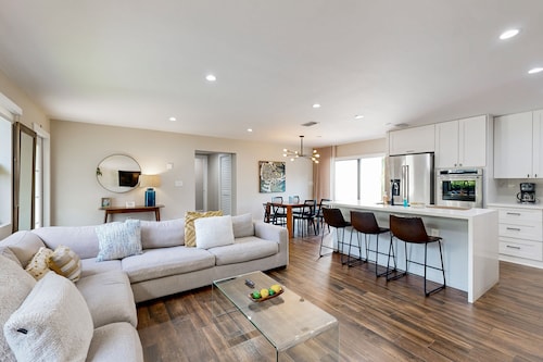 Beautifully Updated Dog-Friendly Home with Free WiFi, and Enclosed Back Yard