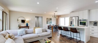 Beautifully Updated Dog-Friendly Home with Free WiFi, and Enclosed Back Yard
