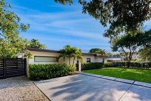 Property grounds - Beautifully Updated Dog-Friendly Home with Free WiFi, and Enclosed Back Yard (Miami)