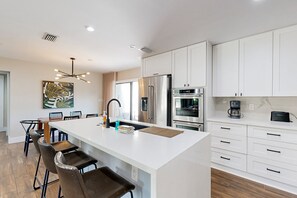 Microwave, oven, stovetop, dishwasher - Beautifully Updated Dog-Friendly Home with Free WiFi, and Enclosed Back Yard (Miami)