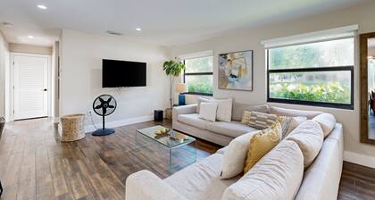 Beautifully Updated Dog-Friendly Home with Free WiFi, and Enclosed Back Yard