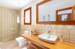 Bathtub, hair dryer, towels