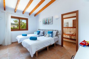 3 slaapkamers, een strijkplank/strijkijzer, gratis wifi, beddengoed