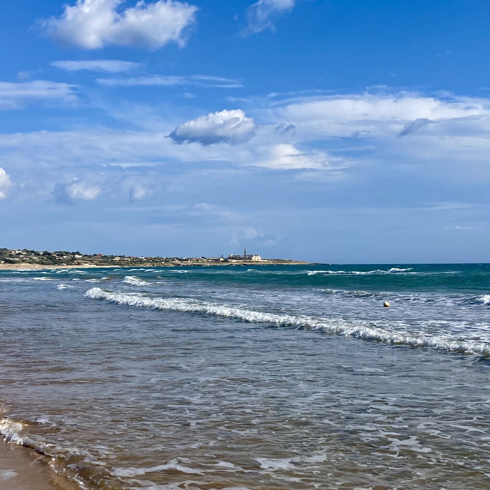 Nära stranden, solstolar och strandhanddukar