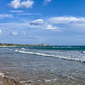 Nära stranden, solstolar och strandhanddukar