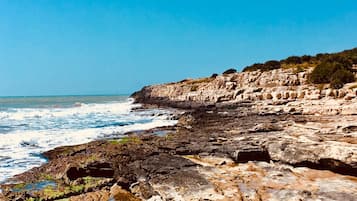 Una spiaggia nelle vicinanze, lettini da mare, teli da spiaggia