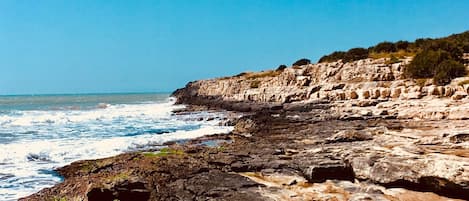 Perto da praia, espreguiçadeiras, toalhas de praia 