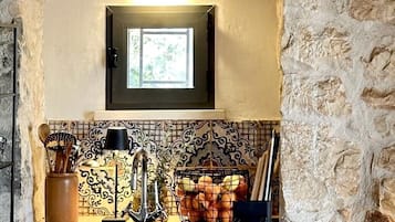 Frigorífico, cafetera o tetera, tostadora y utensilios de cocina