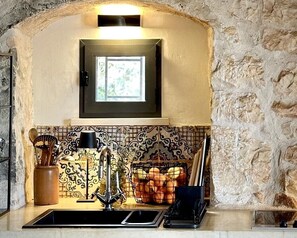 ثلاجة، ماكينة لصنع القهوة/الشاي، محمصة خبز، مستلزمات طهي/أطباق/أوعية