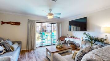 TV, mesa de pingue-pongue, livros