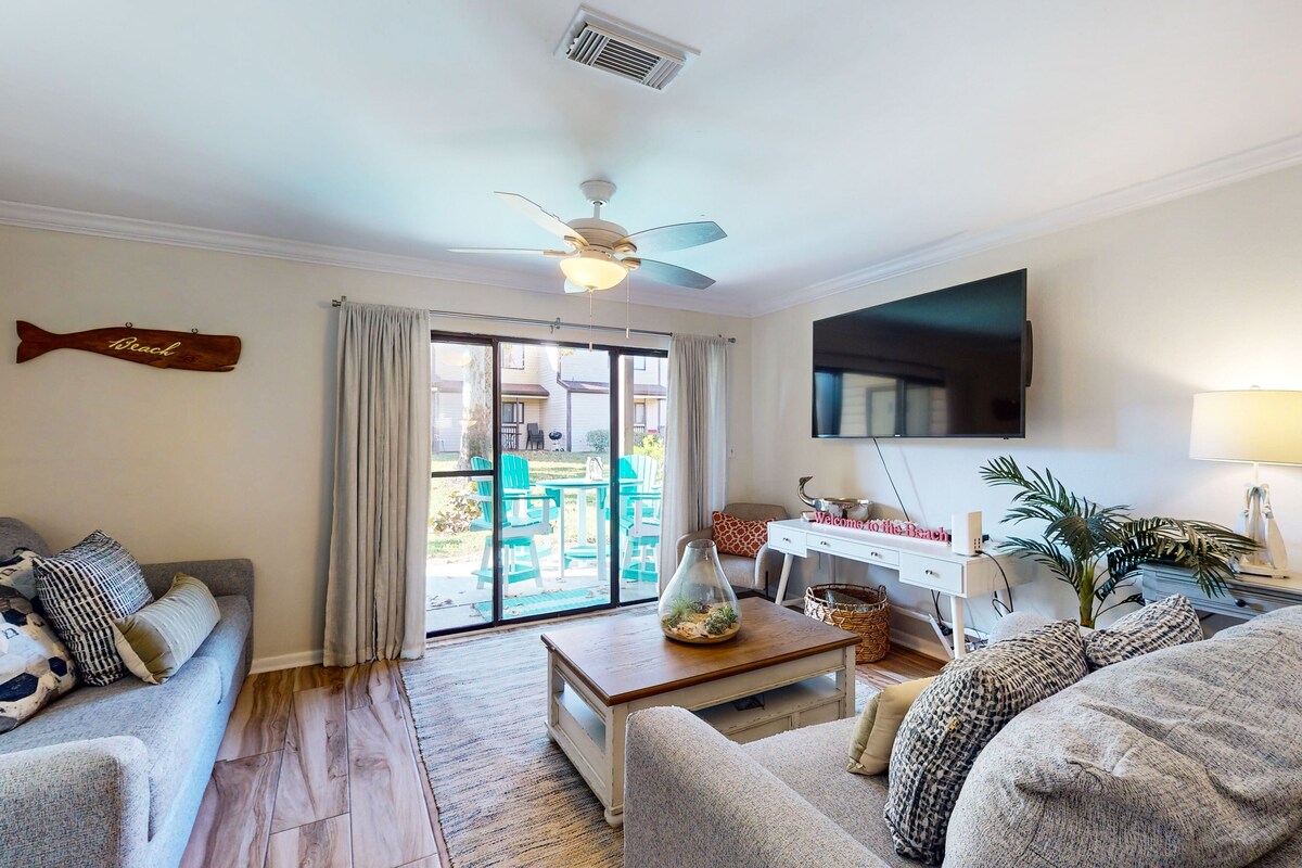 Renovated Townhome with Central AC, Shared Pools & Hot Tubs–Minutes to Beach