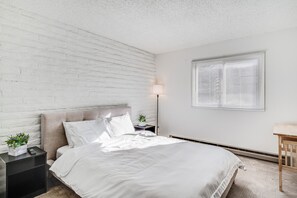 2 slaapkamers, een strijkplank/strijkijzer, gratis internet, beddengoed