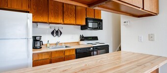 Family-Friendly Townhome with Shared Pool/Hot Tub, Deck, Fireplace, & Fast WiFi