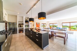 Jääkaappi, mikroaaltouuni, uuni, astianpesukone