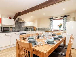 Cottage | Private kitchen | Fridge, dishwasher, electric kettle, toaster