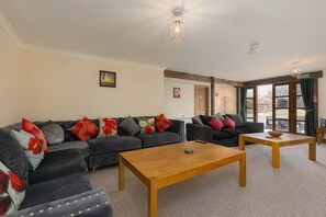 Cottage | Woonruimte | Een televisie