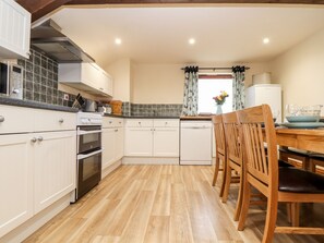 Cottage | Cucina privata | Lavastoviglie, pentole/stoviglie/utensili