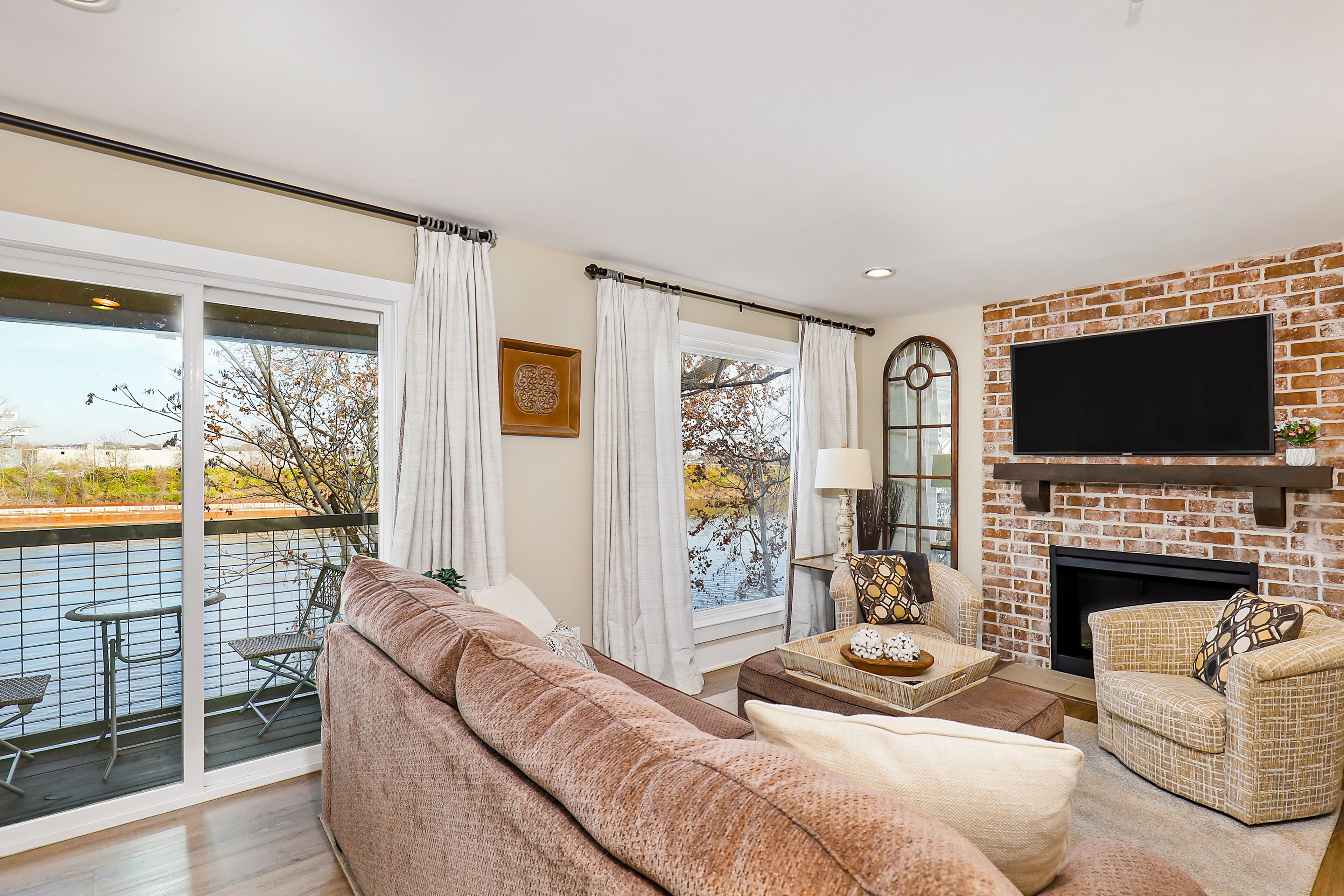 Riverfront Home w/Balcony, River Views, Shared Outdoor Pool, Gym, A/C, Fireplace
