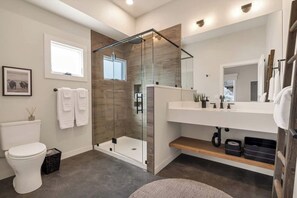 Hair dryer, towels - Kallio at Hara Homes Luxury Stay (Leavenworth)