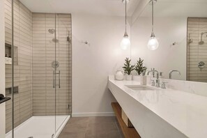 Hair dryer, towels - Kallio at Hara Homes Luxury Stay (Leavenworth)