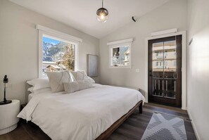 5 habitaciones, escritorio y tabla de planchar con plancha