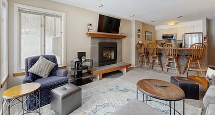 Ski-in/ski-out condo with WiFi, washer/dryer, mountain views & golf nearby