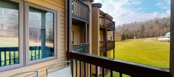 Ski-in/ski-out condo with WiFi, washer/dryer, mountain views & golf nearby