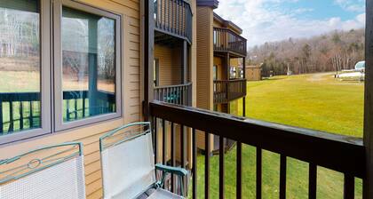 Ski-in/ski-out condo with WiFi, washer/dryer, mountain views & golf nearby