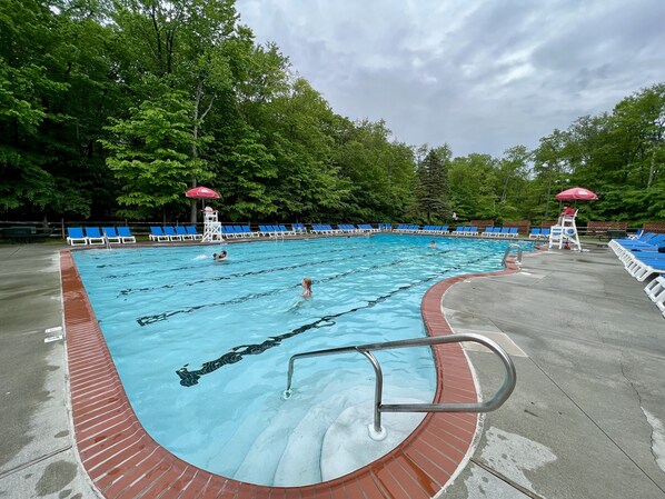Alberca techada y alberca al aire libre