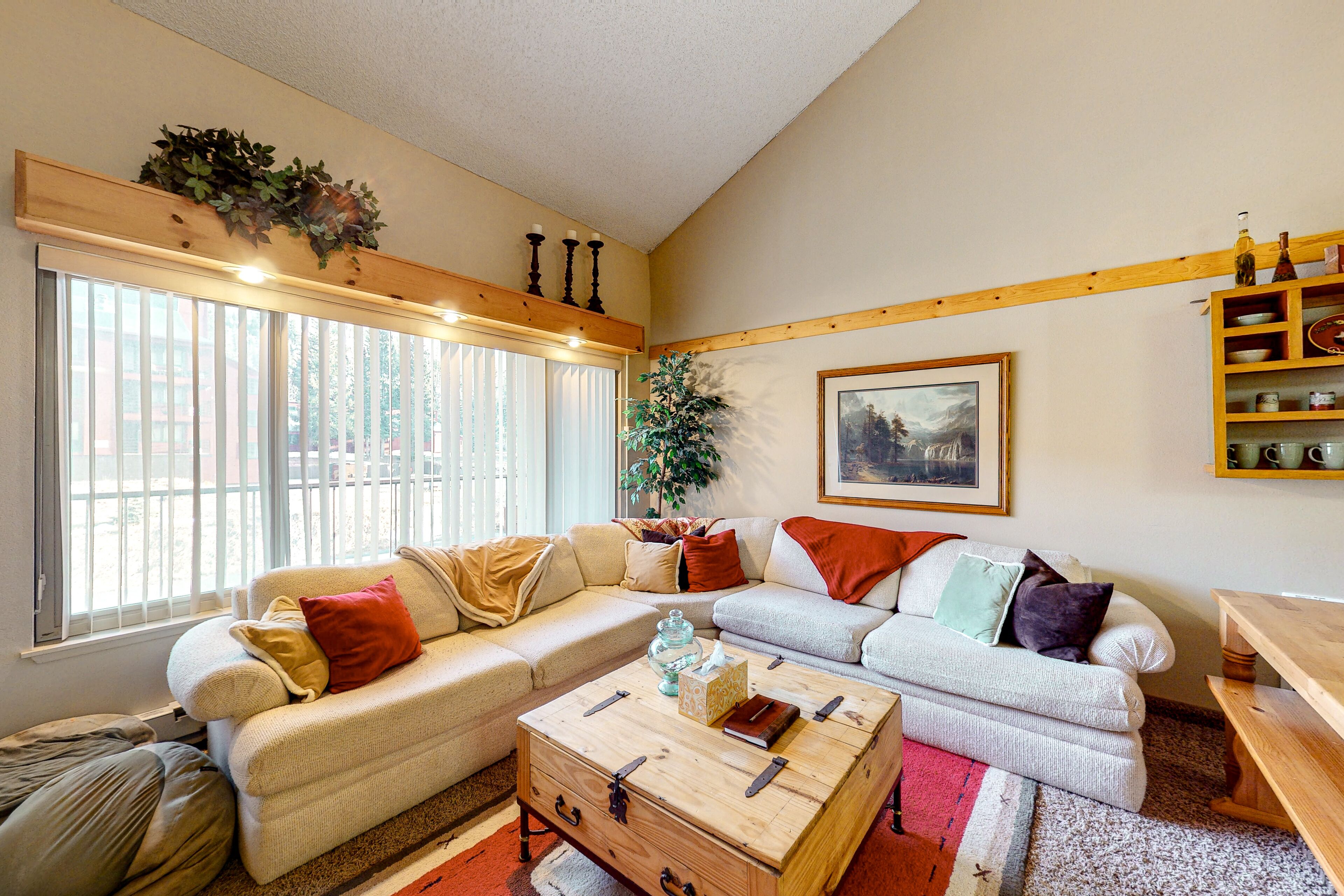 Snowbird-friendly condo with hot tub & sauna - walking distance to ski lifts