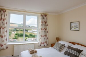 4 habitaciones, decoración personalizada y muebles diferentes 