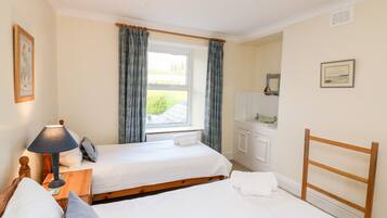 Cottage | 4 bedrooms, individually decorated, individually furnished, free WiFi