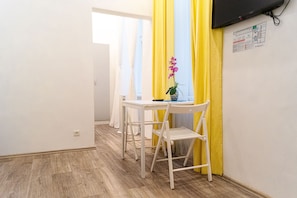 Standard-Studiosuite | Essbereich im Zimmer