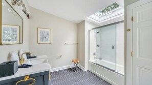 Combined shower/tub, hair dryer, towels