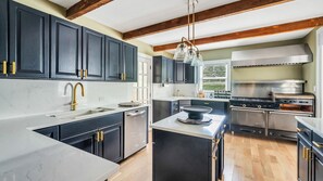 Micro-ondes, four, plaque de cuisson, cafetière/bouilloire