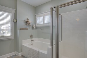 Ensemble baignoire-douche, baignoire à remous, séchoir à cheveux