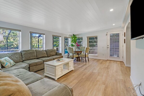 Casa (3332 Sixth Ave) | Exterior