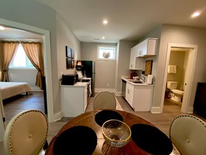 1 bedroom, desk, iron/ironing board, WiFi - Elegant King Bed Apartment In Quiet Neighborhood (Raleigh)