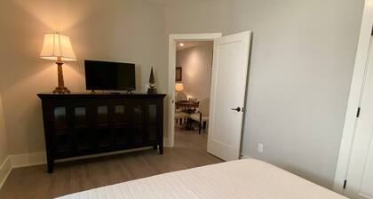 Elegant King Bed Apartment In Quiet Neighborhood