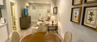 Elegant King Bed Apartment In Quiet Neighborhood