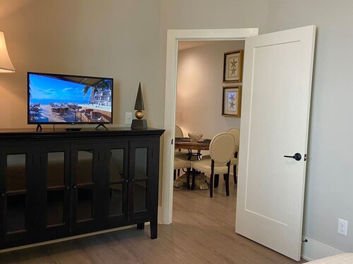 Elegant King Bed Apartment In Quiet Neighborhood
