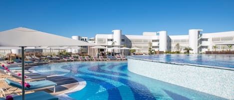 Una piscina al aire libre de temporada, cabañas de piscina gratuitas