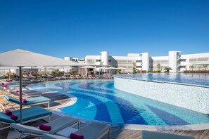 Seasonal outdoor pool, free pool cabanas, pool umbrellas