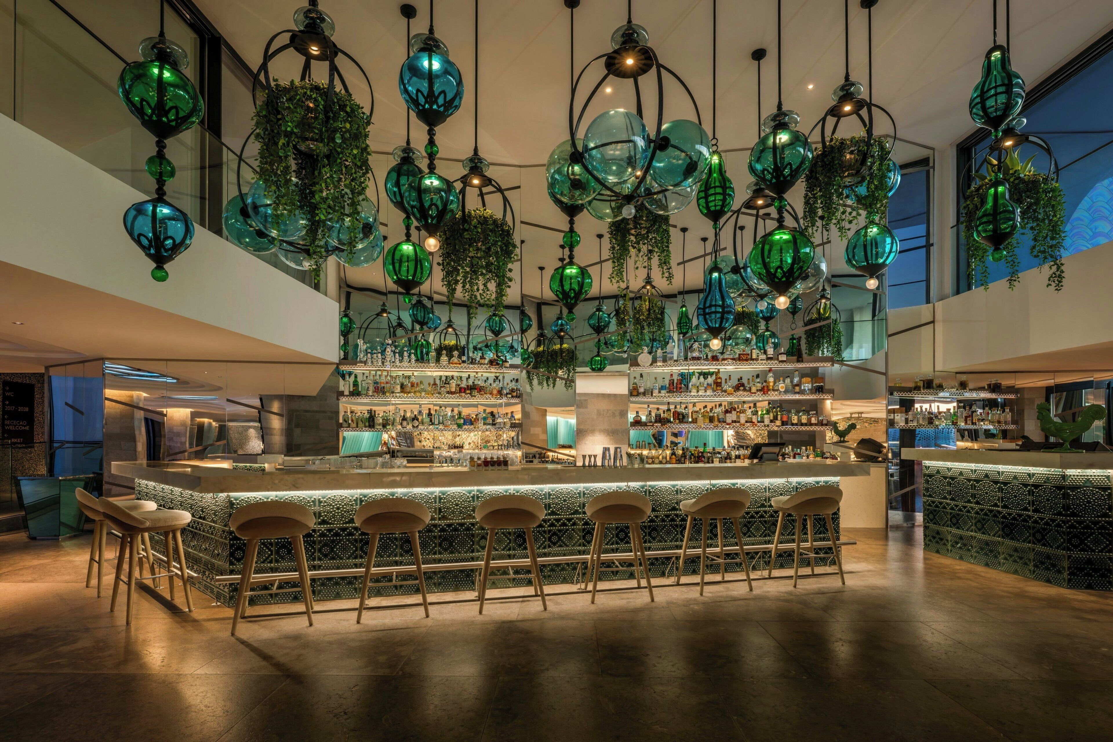 2 bars/lounges, cocktail bar, lobby lounge