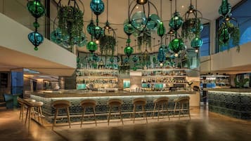 2 bars/lounges, cocktail bar, lobby lounge