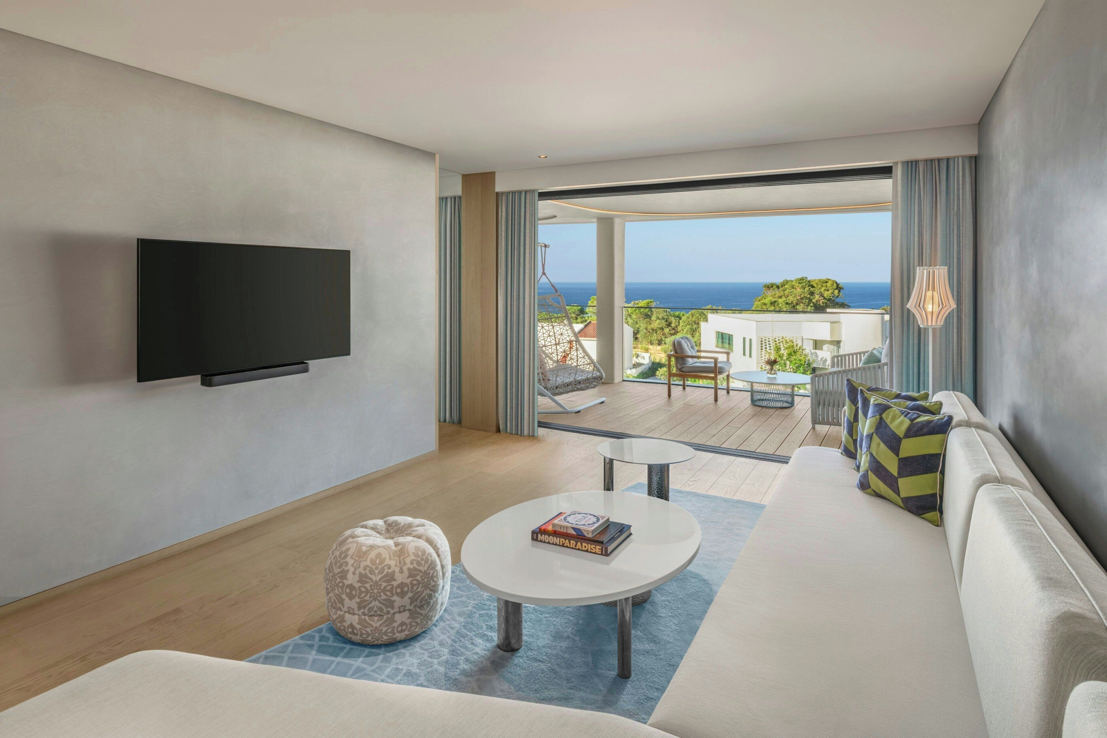 Premier-sviitti, 2 makuuhuonetta, parveke, valtamerinäköala (Balcony) | Olohuone | 55–tuumainen LED-televisio, jossa kaapelikanavat