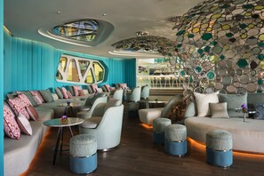 2 bars/lounges, cocktail bar, lobby lounge