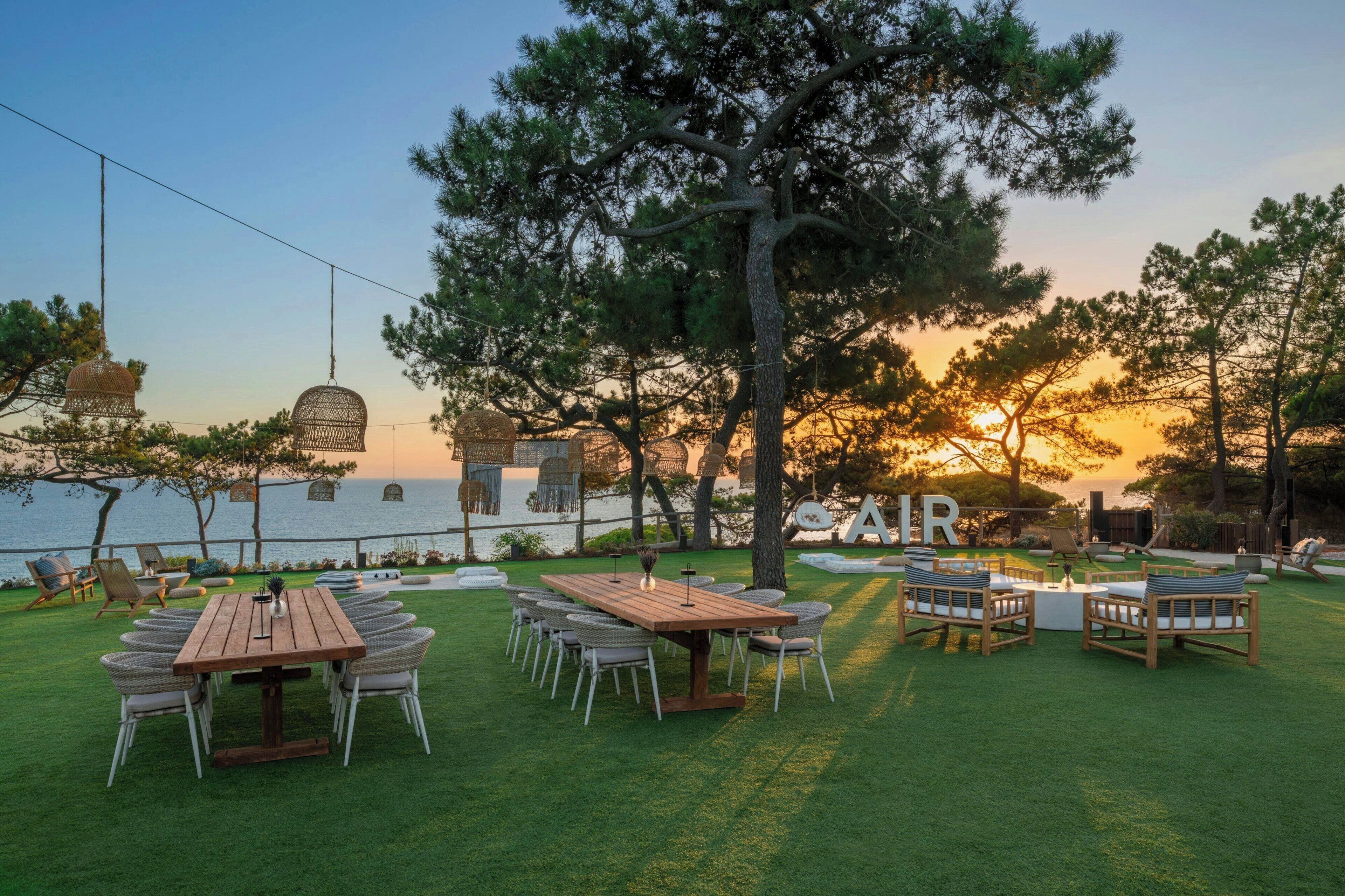 4 restaurants; breakfast, lunch and dinner served 