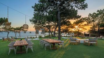 4 restaurants; breakfast, lunch and dinner served